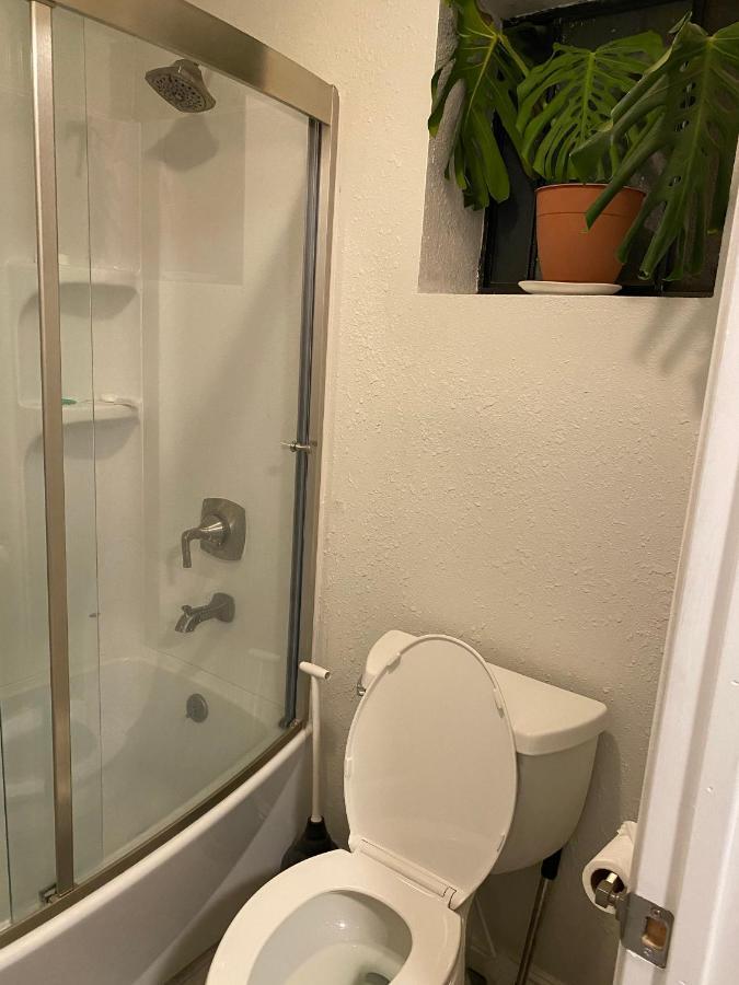 Private La Bedroom W Private Half-Bathroom - Ac - Wifi - Private Fridge -Smart Tv Лос-Анджелес Экстерьер фото